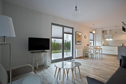 TV and multimedia, Kitchen or kitchenette, Living room, Seating area, Dining area