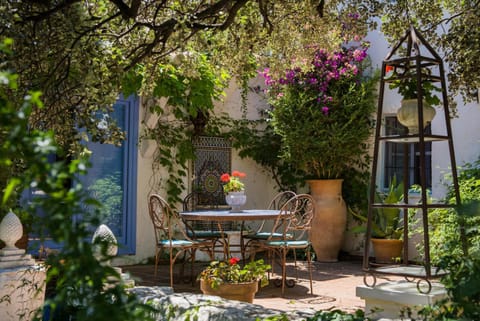 Patio, Spring, Day, Garden, Dining area, Garden view