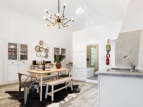Kitchen or kitchenette, Dining area