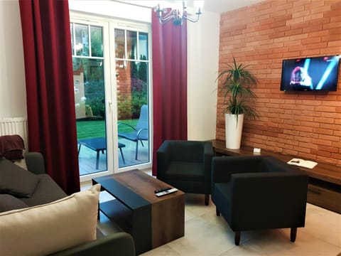 Communal lounge/ TV room, TV and multimedia, Balcony/Terrace, Living room, Seating area, Evening entertainment, Garden view