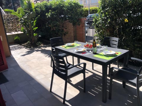 Patio, Garden, Dining area
