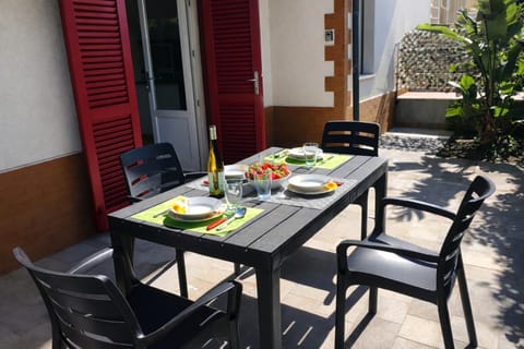 Patio, Day, Seating area