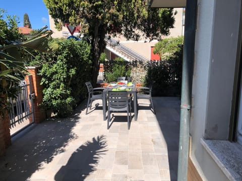 Patio, Garden, Dining area