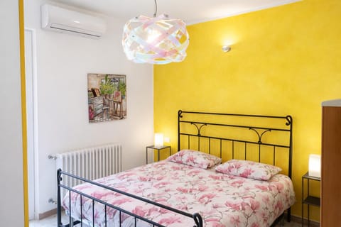 Bed, Photo of the whole room, Bedroom, internet, air conditioner