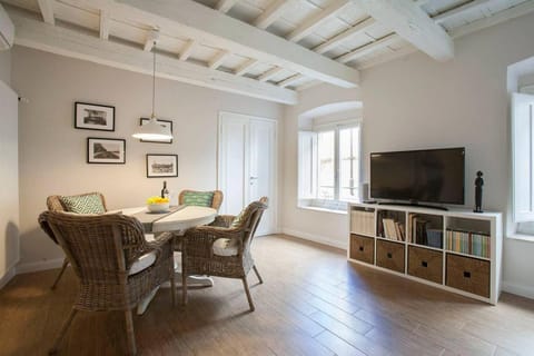 Communal lounge/ TV room, TV and multimedia, Living room, Seating area, Dining area