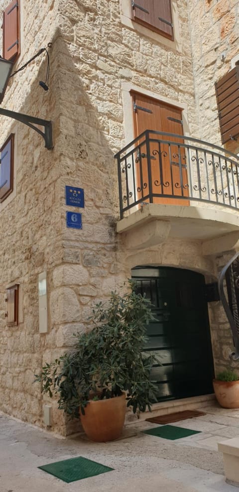 Vila Škrlec House in Baška Voda