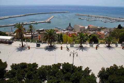 Nearby landmark, Neighbourhood, Natural landscape, View (from property/room), Beach, On site, Area and facilities