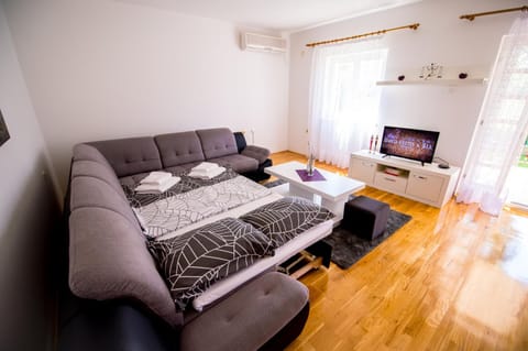 Bed, TV and multimedia, Living room, Seating area