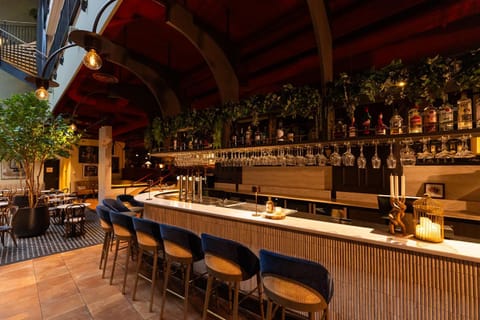 Restaurant/places to eat, Lounge or bar, Food and drinks, Drinks