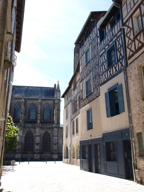 Property building, Facade/entrance, Landmark view