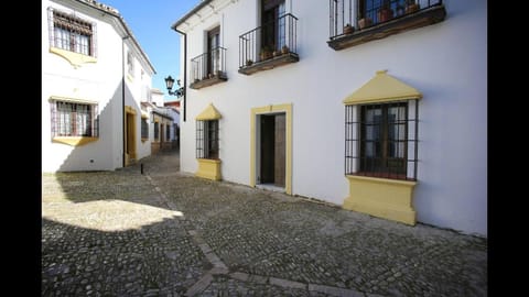 Facade/entrance, Neighbourhood