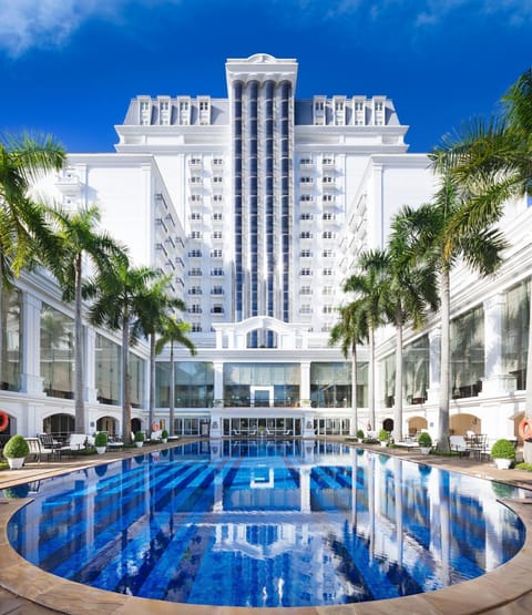 Property building, Day, Pool view, Swimming pool, sunbed