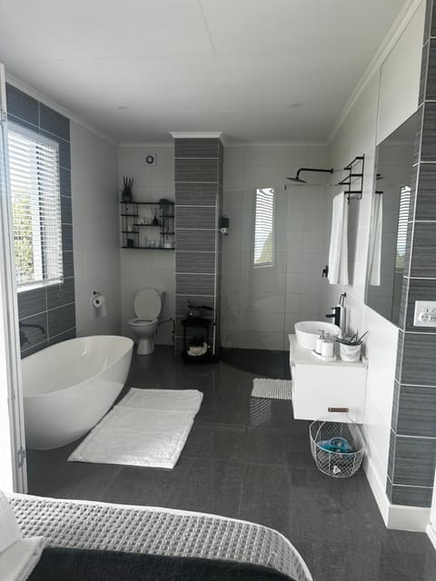 Shower, Toilet, Bathroom, Bath, towels