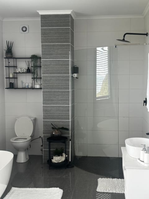 Shower, Toilet, Bathroom, towels