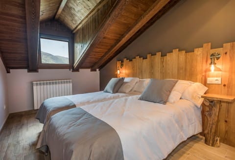 Bed, Photo of the whole room, Decorative detail, Mountain view