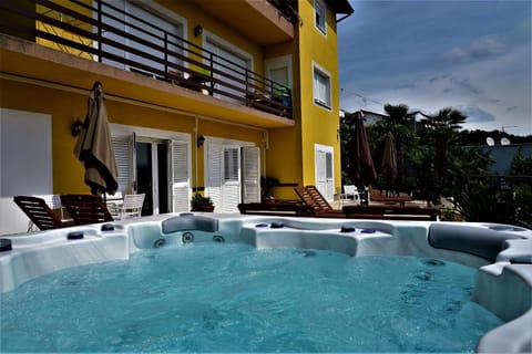 Hot Tub, Internal: Not applicable to any particular room