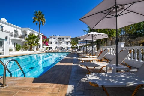 Property building, Swimming pool, Swimming pool