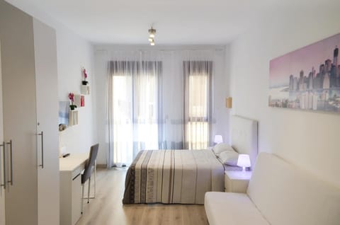 Bed, TV and multimedia, Photo of the whole room, Seating area, Bedroom