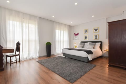 Bed, Balcony/Terrace, Living room, Photo of the whole room, Seating area