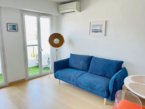 Living room, Seating area, air conditioner