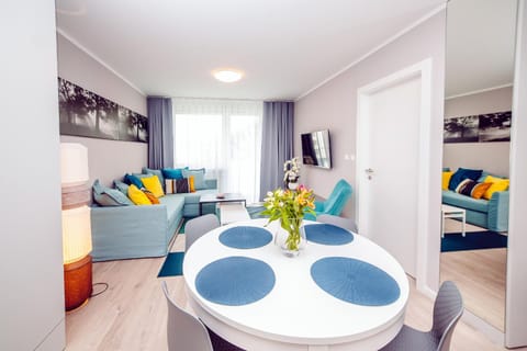 Communal lounge/ TV room, TV and multimedia, Living room, Seating area, Dining area, Evening entertainment