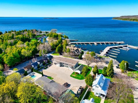 Property building, Bird's eye view, Lake view