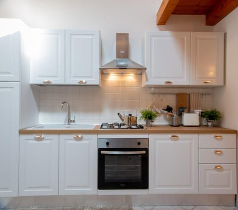 Coffee/tea facilities, Kitchen or kitchenette, dishwasher, oven, toaster