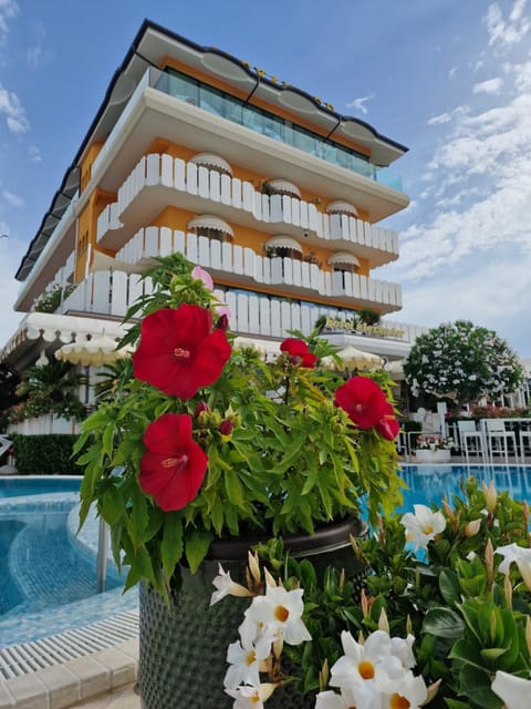 Property building, Balcony/Terrace, Swimming pool