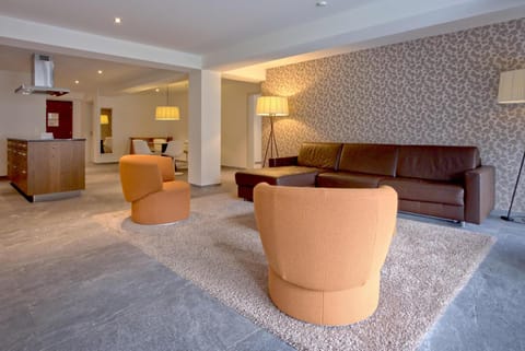 TV and multimedia, Living room, Seating area, internet, air conditioner