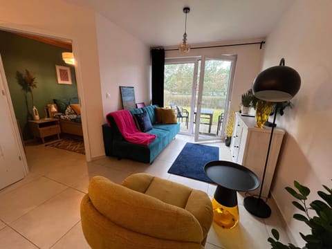 Bed, TV and multimedia, Living room, Photo of the whole room, Seating area