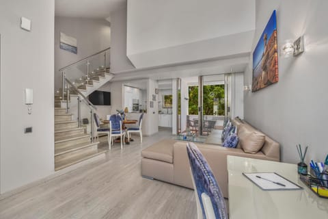TV and multimedia, Living room, Seating area, Dining area