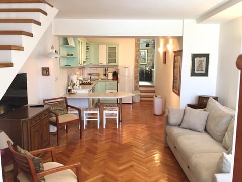 Kitchen or kitchenette, Living room