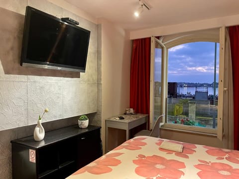 Bed, TV and multimedia, View (from property/room), Bedroom