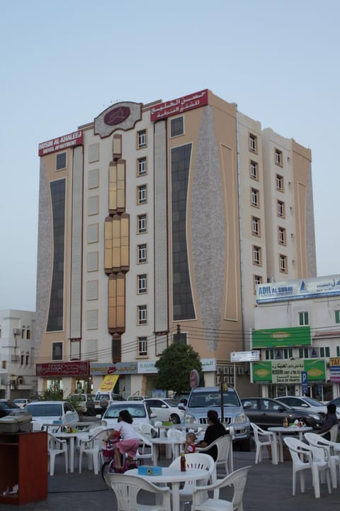 Property building, Facade/entrance, Day, Location, Parking