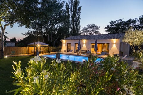 In Elsama piscine chauffée House in L'Isle-sur-la-Sorgue