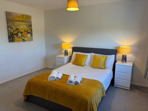 Hereford - Kestrel House - 4 Bedroom House Close to City With Parking - Sleeps 7 - Suitable for Family Gatherings or Contractors With Vehicles - Hosted by RENTMYHOUSE Apartment in Hereford