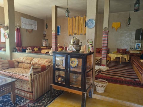 Restaurant/places to eat, Living room, Seating area