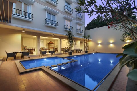 Swimming pool