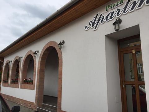 Facade/entrance