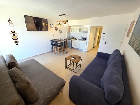 TV and multimedia, Kitchen or kitchenette, Living room, Dining area, stove