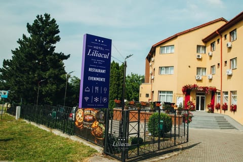 Property building, Restaurant/places to eat, Garden, Street view