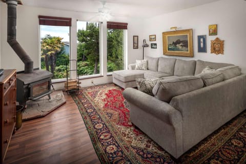 Fernglen Forested Beach Retreat House in Gleneden Beach