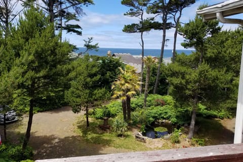 Fernglen Forested Beach Retreat House in Gleneden Beach