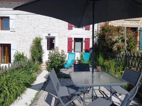 Aux Roses House in Auvergne-Rhône-Alpes