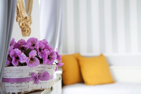 Photo of the whole room, Decorative detail