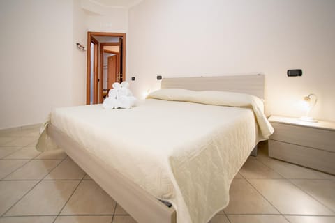 Bedroom, towels