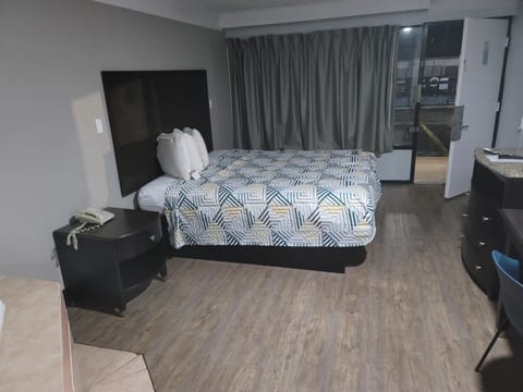 Shower, Property building, TV and multimedia, Bedroom, Facility for disabled guests, minibar, acessibility
