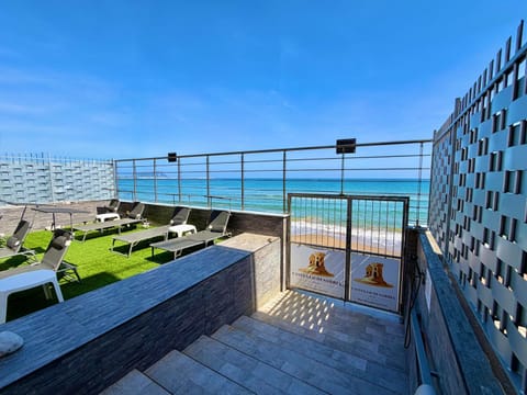 Property building, Patio, Day, Natural landscape, View (from property/room), Balcony/Terrace, Beach, Evening entertainment, Sea view, sunbed