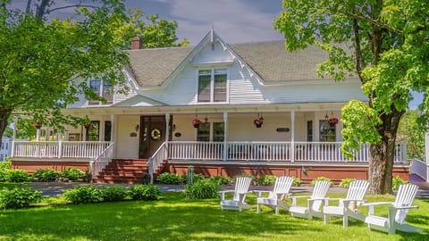 Property building, Patio, Facade/entrance, Spring, Day, Natural landscape, Garden, Garden view