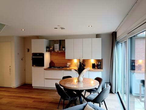 Kitchen or kitchenette, Dining area
